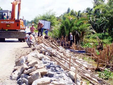 Đoạn sạt lở trên quốc lộ 61 thuộc địa bàn Hậu Giang đang được làm kè. Ảnh: CAO PHONG