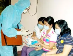 Phát tờ rơi khuyến cáo về dịch cúm A/H1N1 và khẩu trang cho người tiếp xúc với bệnh nhân.