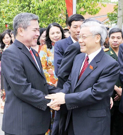 Chủ tịch QH Nguyễn Phú Trọng trao đổi với các ĐBQH. Ảnh: Minh Điền