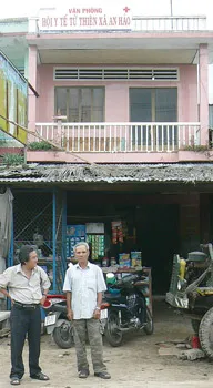 Ông Mẫn (bên phải) trước căn nhà vừa là Hội Y tế từ thiện