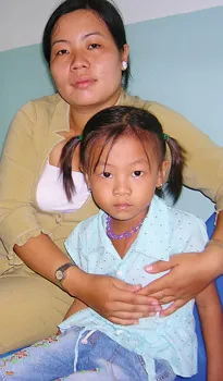 Chị Nguyễn Thị Xuân Hiếu và cháu Quế Trân. Ảnh: P.L.H.H.