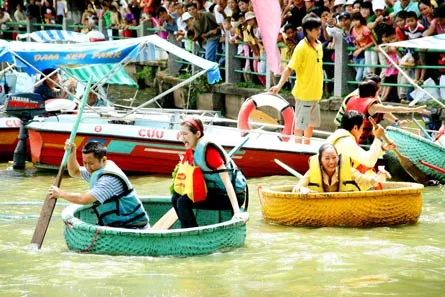 Cảnh chèo thuyền thúng đi chợ.