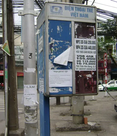 Trụ điện thoại thẻ - điểm rao vặt bán cho thuê nhà, tìm việc làm, nhận giữ trẻ, bán máy vi tính… (ảnh chụp trên đường Trần Quang Diệu, quận 3). Ảnh: Đ.H.