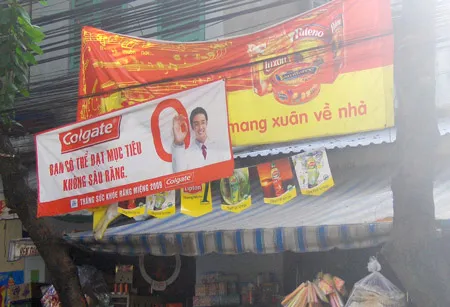 Băng rôn quảng cáo treo dày đặc trên thân cây (ảnh chụp trên đường Nhất Chi Mai - Tân Bình)