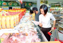 Nhiều mặt hàng tại các siêu thị ở TPHCM vẫn bình ổn giá (Ảnh: Chọn mua hàng tại CoopMart Cống Quỳnh ngày 15-6). Ảnh: Đức Trí