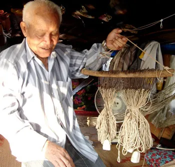 Ông Tám với bộ câu móc xác