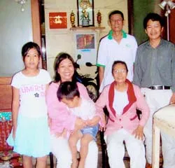Vợ chồng bác sĩ Khuê-Lan (Bình Phước) từng ở trọ miễn phí tại nhà cô Thu để đi thi, quay lại thăm gia đình cô Thu cùng với 2 đứa con của họ.