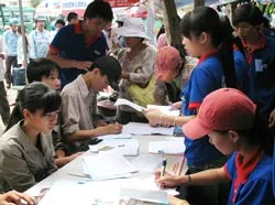 Thí sinh tìm hiểu thông tin nhà trọ tại bàn tư vấn. Ảnh: DIỄM LỆ