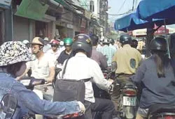 Sáng 19-6, Hà Nội: Tắc đường do phân luồng giao thông