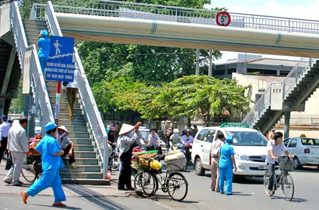 Cầu vượt “ế ẩm”!