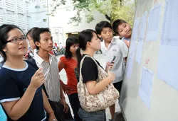 Học sinh Trường THPT Bùi Thị Xuân quận 1 xem kết quả tốt nghiệp THPT năm 2009. Ảnh: MAI HẢI
