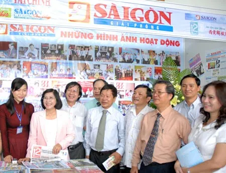 Phó Chủ tịch UBND TPHCM Nguyễn Thị Thu Hà (thứ 2 từ trái sang) và các đại biểu tại Ngày hội những người làm báo TPHCM. Ảnh: ĐỨC TRÍ