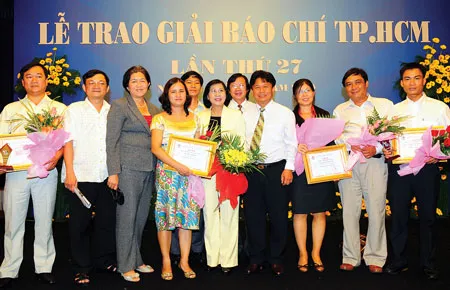 Phó Chủ tịch UBND TP Nguyễn Thị Thu Hà chung vui cùng Ban Biên tập và các phóng viên Báo SGGP đoạt giải báo chí TPHCM. Ảnh: VIỆT DŨNG