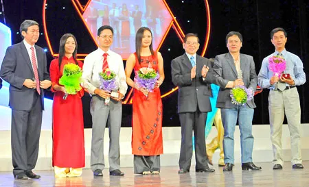 Dự lễ trao giải Báo chí quốc gia, Chủ tịch nước Nguyễn Minh Triết: Báo chí phải nỗ lực cùng đất nước vượt qua những khó khăn hiện nay