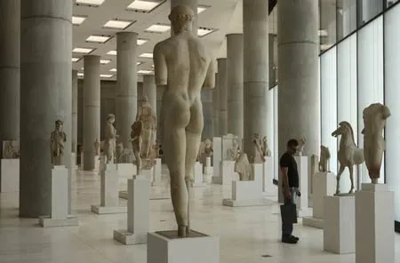 Khách tham quan ngắm các tác phẩm điêu khắc trong ngày khai trương viện bảo tàng.