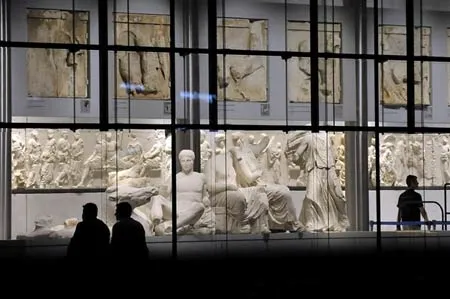 Du khách đứng trong đền thờ nữ thần Athena thuộc viện bảo tàng Acropolis một ngày trước khi viện bảo tàng được mở
