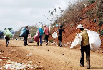 Ra về sau một ngày nhặt rác