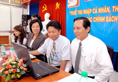 Cục trưởng Cục Thuế TPHCM Nguyễn Đình Tấn (bìa phải) đang trả lời các câu hỏi do bạn đọc gửi đến.