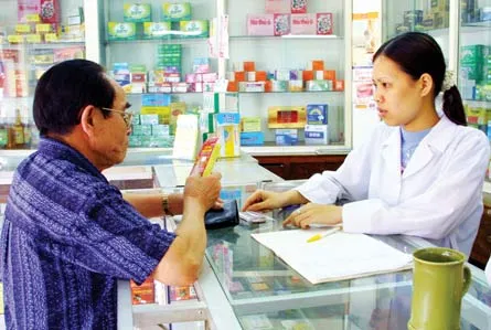 Người dân nên kiểm tra nhãn mác cẩn thận trước khi mua. (Ảnh chụp tại một tiệm bán thuốc trền đường Xô Viết Nghệ Tĩnh, quận Bình Thạnh). Ảnh: LÃ ANH