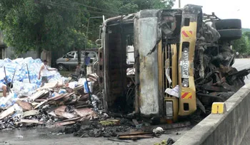 Hà Tĩnh: Xe tải lao lên dải phân cách, bốc cháy