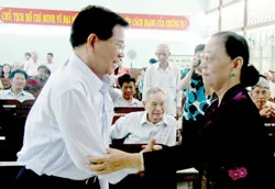 Chủ tịch nước Nguyễn Minh Triết gặp gỡ cử tri quận 3. Ảnh: TTXVN