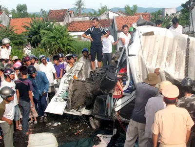 Phú Yên: Xe khách và xe container tông nhau, 1 người chết, 24 người bị thương