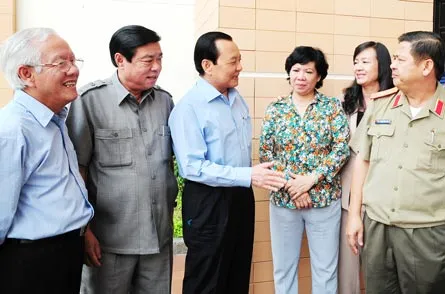 Bí thư Thành ủy Lê Thanh Hải trao đổi cùng các đại biểu dự hội nghị. Ảnh: VIỆT DŨNG