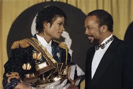 Michael Jackson nhận giải Grammy năm 1984 Thành công cả giọng ca lẫn vũ điệu