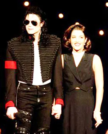 Michael Jackson và vợ đầu Lisa Lisa Marie Presley Với người vợ tiếp theo Debbie Rowe và con trai Prince Michael Jackson (năm 1997).