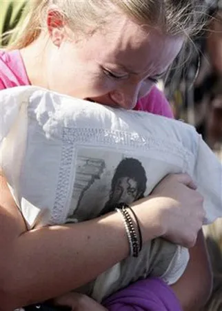 Fan hâm mộ khóc thương Michael Jacksson