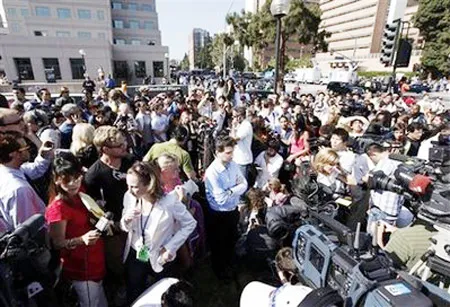 Đông đảo người hâm mộ và giới truyền thông đứng chật cứng trước trung tâm y tế UCLA