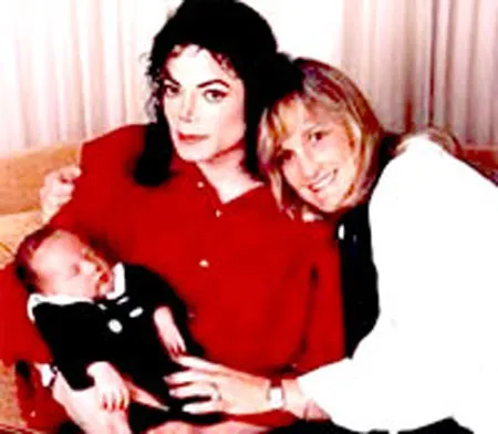 Với người vợ tiếp theo Debbie Rowe và con trai Prince Michael Jackson (năm 1997).
