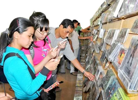 Các băng đĩa phim ký sự truyền hình như “Mê Kông ký sự”, “Ký sự hỏa xa” được khách hàng tìm mua tại hội chợ băng đĩa. Ảnh: AN DUNG