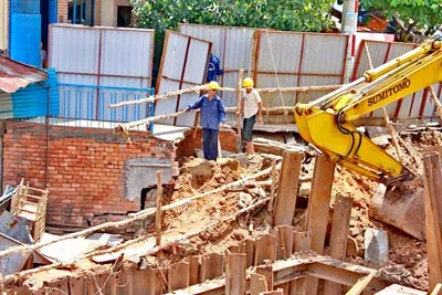 Đào đường tiếp tục làm sụt lún nhà dân