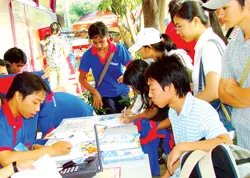 Thí sinh tìm hiểu thông tin về nhà trọ tại Bến xe Miền Đông. Ảnh: Th.Hùng