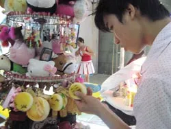 Móc khóa hình bánh hamburger có độc?