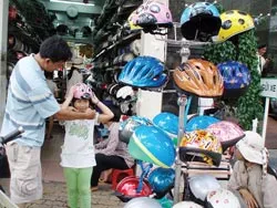 Thị trường nón bảo hiểm trẻ em trước ngày 1-7: Đông người bán, vắng người mua