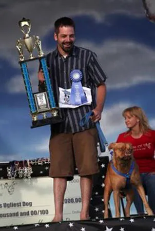 Vô địch Chó xấu nhất thế giới 2009 và chủ nhân lên sân khấu nhận giải