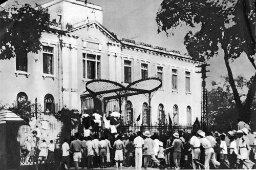 The file photo shows Hanoians rising up in arms in front of Office of French Special Envoy on August 19, 1945. (Photo: Vu Nang An)