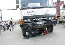 TPHCM: Xe trộn bê tông đụng hàng loạt xe máy, 2 người chết
