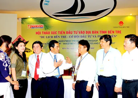 Các đại biểu trao đổi tại hội thảo" Du lịch Bến Tre - Cơ hội đầu tư và phát triển"