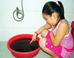 Quận 6, TPHCM: Nước máy đen kịt