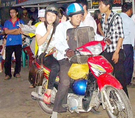 Các bác tài Honda ôm tại Bến xe Miền Đông cùng tham gia tình nguyện đưa thí sinh về nhà người thân. Ảnh: THANH HÙNG