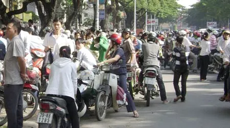 Sáng nay, TPHCM, Cần Thơ: Ùn tắc giao thông trước các điểm thi đại học