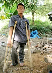 Dù phải đi nạng gỗ nhưng Tuấn vẫn say sưa với công việc.