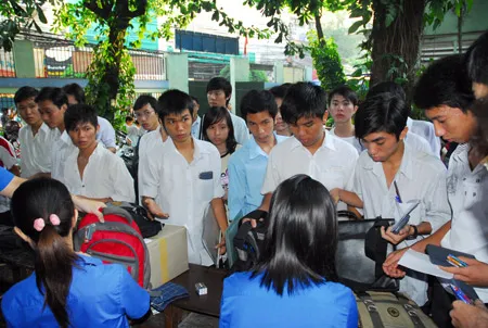 Các thí sinh dự thi vào Trường Đại học Kiến Trúc TPHCM làm thủ tục vào phòng thi.