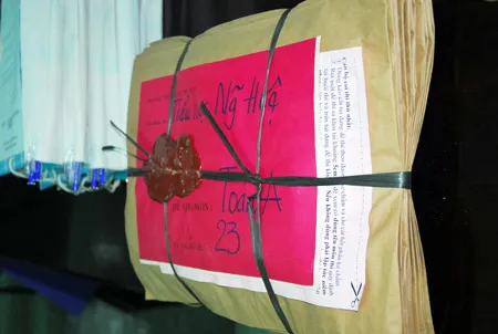 Đề thi còn nguyên dấu niêm phong