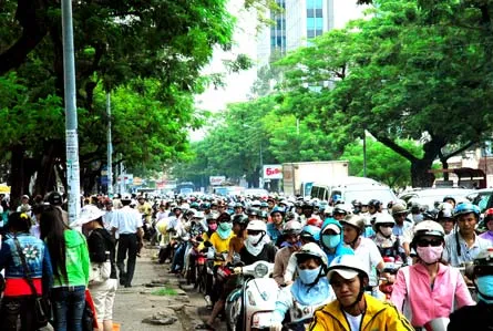 Cảnh kẹt xe trên đường Nguyễn Văn Cừ (trước cổng Trường Đại học Khoa học tự nhiên).