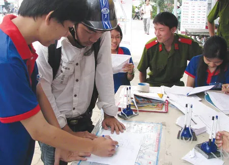 Hoàng đang hướng dẫn đường đến Hội Đồng thi cho thí sinh Ngô Phước Tuấn