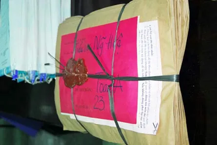 Đề thi còn nguyên dấu niêm phong